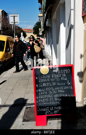 Nice, France, scène de rue, Promenading couple , Blackboard Sign in French, Russian Caviar, Banque D'Images