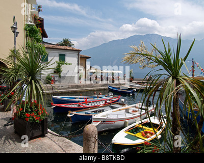 La partie nord du lac de Garde est entouré de montagnes abruptes, c'est le port de la ville de Limone Banque D'Images