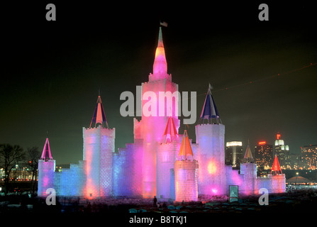 Palais de glace éblouissante OU CHÂTEAU PENDANT LA CARNAVAL D'HIVER ANNUEL À ST. PAUL, Minnesota. SKYLINE EN ARRIÈRE-PLAN. Banque D'Images