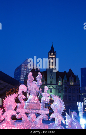 Dans le parc de sculptures de glace de riz pendant le carnaval d'hiver annuel, ST. PAUL, Minnesota. Centre historique en arrière-plan. Banque D'Images