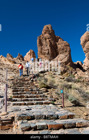 Les étapes d'escalade visiteurs visiter Las Canadas del Teide formations rocheuses dans le Parc National du Teide Tenerife Espagne Banque D'Images