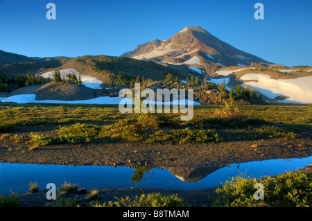 Tôt le matin, la lumière sur la montagne du sud de l'Oregon soeur Banque D'Images