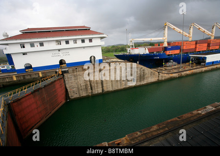 Les écluses du Canal de Panama (en espagnol : Esclusas del Canal de Panamá) sont un système de verrouillage qui lève un navire jusqu'à 85 pieds (26 m.) de l'élévation principale. Galun. Banque D'Images
