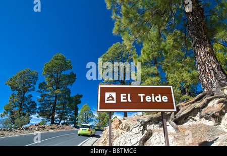 Location de voiture de tourisme sur la spectaculaire route jusqu'aux pistes du Parc National du Teide, El Teide, le sud de Tenerife Espagne Banque D'Images