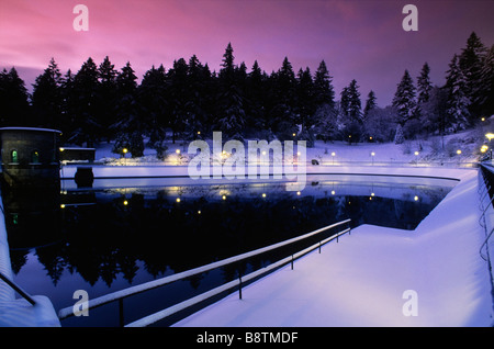 Des couvertures de neige fraîche le réservoir d'eau potable de la ville au coucher du soleil 1. Le mont Tabor Park, Portland, Oregon. En 2016 les réservoirs ont été mis hors ligne. Banque D'Images