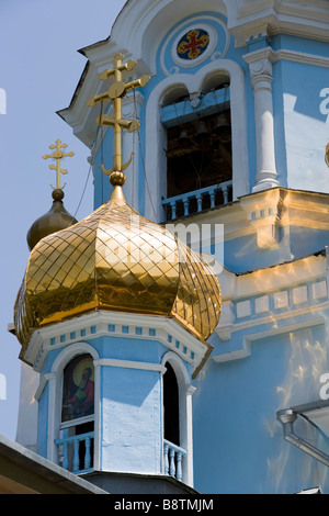 Saint de l'église orthodoxe russe de Kazan à Almaty, Kazakhstan. Avec golden, doré, en forme d'oignon dômes. Banque D'Images