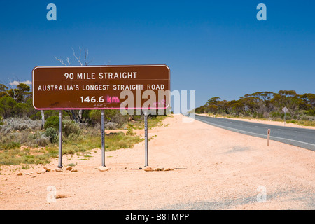 Inscrivez-vous pour la plus longue ligne droite de Nullarbor en Australie l'Australie Occidentale Banque D'Images