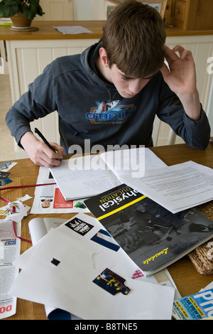 Un adolescent se concentre sur ses cours d'éducation physique de GCSE, Surrey, Angleterre. Banque D'Images