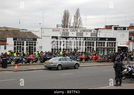 Les motards à l'Ace Cafe chez Ace Corner, North Circular Road, Stonebridge, London, England, UK Banque D'Images