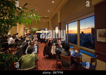 Haut de la marque d'un bar sur le toit au coucher du soleil, l'Hôtel Intercontinental Mark Hopkins, Nob Hill, San Francisco, California, USA Banque D'Images