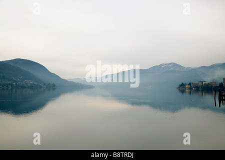 Lago d'Orta Omegna vu du pont où le lac se termine, déversant dans la direction des Alpes au nord de celui-ci. Banque D'Images