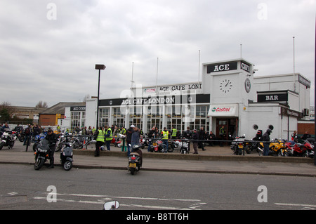 Les motards à l'Ace Cafe chez Ace Corner, North Circular Road, Stonebridge, London, England, UK Banque D'Images