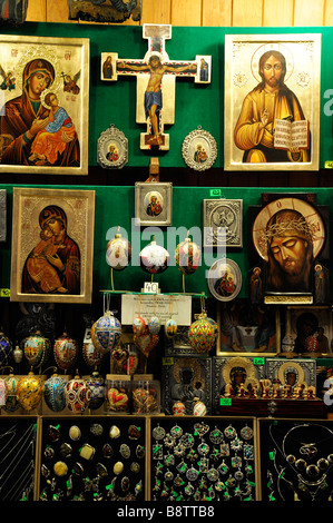 Souvenirs des peintures religieuses sur les icônes articles à vendre shop à l'intérieur de blocage intérieur Sukiennice Halle Drapers' Hall Cracovie Banque D'Images