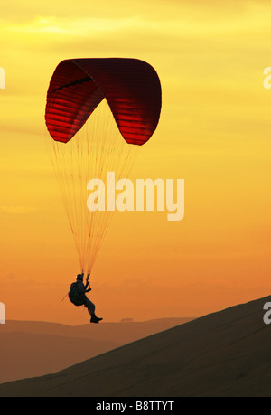 Parapente au-dessus des collines dans le Derbyshire Peak District en Angleterre Banque D'Images
