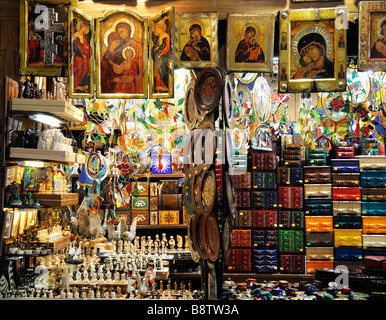 Souvenirs des peintures religieuses sur les icônes articles à vendre shop à l'intérieur de blocage intérieur Sukiennice Halle Drapers' Hall Cracovie Banque D'Images