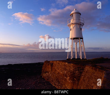 Le phare de Black Nore surplombe le canal de Bristol et l'estuaire de Severn. Portishead, Somerset, Angleterre. Banque D'Images