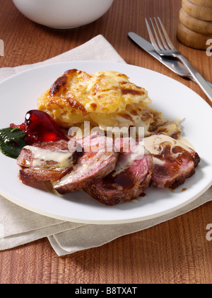 Croupe d'agneau avec pommes de terre dauphinoise Banque D'Images