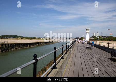 La RIVIÈRE ARUN DE L'embarcadère à Littlehampton. WEST SUSSEX UK. Banque D'Images