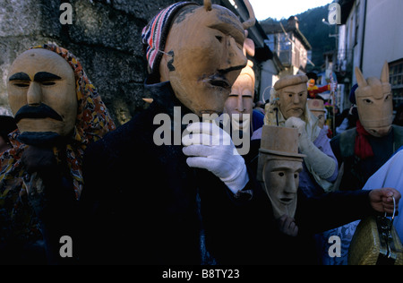 Les villageois prennent part à l'étrange de Lazarim Caretos Carnaval festival dans le centre du Portugal Banque D'Images