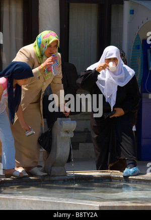 Boire de l'eau Saint Mevlana Konya Turquie Banque D'Images