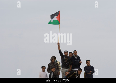 De jeunes Bédouins israéliens prennent part à des manifestations contre l'opération militaire israélienne dans la bande de Gaza, dans le village d'AR'arat an-Naqab, dans le désert du Néguev en Israël Banque D'Images