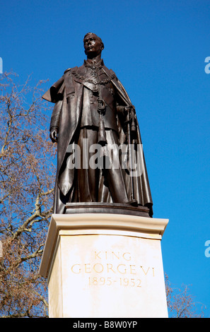 Jusqu'à la vue de la statue du roi George VI dans le Mall, Londres. Mar 2009 Banque D'Images