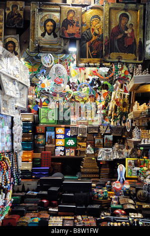 Souvenirs des peintures religieuses sur les icônes articles à vendre shop à l'intérieur de blocage intérieur Sukiennice Halle Drapers' Hall Cracovie Banque D'Images