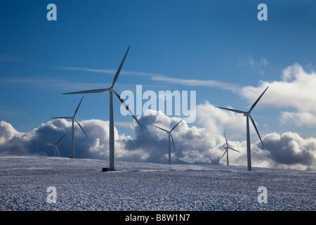 Turbines éoliennes éloignées de 32 mégawatts de Drumderg en hiver. Éoliennes, Scottish & Southern Energy, Drumderg Hill, Alyth, Perthsh Banque D'Images