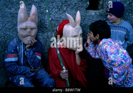 Taquiner les enfants deux maux 'dmasqué' pendant la Caretos de Lazarim Carnaval festival dans le centre du Portugal, région du Douro Banque D'Images