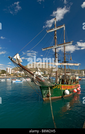 Le "Jolly roger" visite thématique pirate bateau dans le port de Los Cristianos Tenerife Espagne Banque D'Images