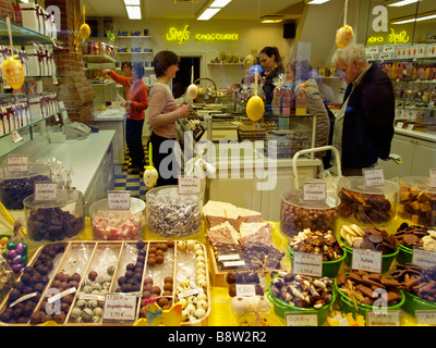 Bonbons de chocolat belge et sont un souvenir populaire dans Brugge Bruges Belgique Stefs Chocolatier shop store Banque D'Images