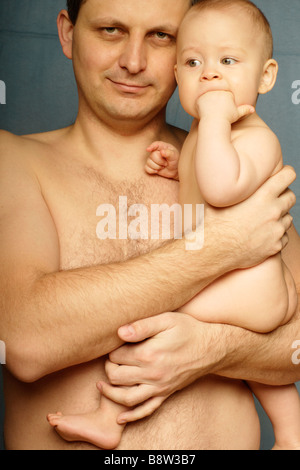 Père et fils Father carrying baby portrait Banque D'Images
