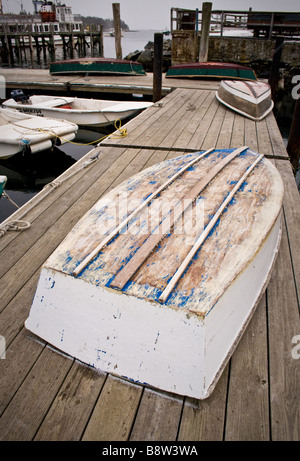 Bateaux de pêche reste sur un quai dans le Maine. Banque D'Images