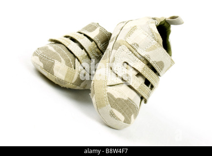Bébé chaussures camouflage sur fond blanc Banque D'Images