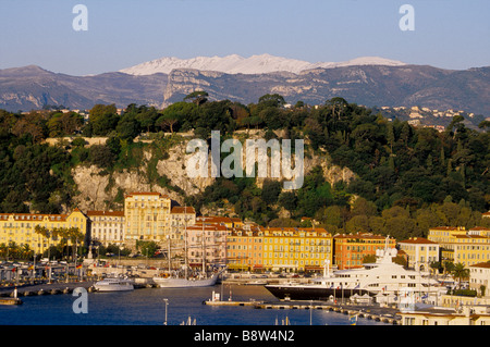 Aperçu de la port Lympia avec la colline du chateau de Nice Banque D'Images