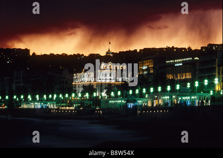 Tempête à Nice et l'allumé Palais Negresco Hotel Banque D'Images