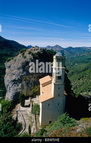 L'église de Pierrefeu village dans la vallée de l'Esteron Banque D'Images