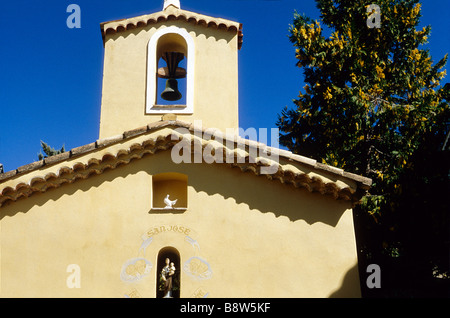 La petite chapell de Pierrefeu dans la vallée de l'Esteron Banque D'Images