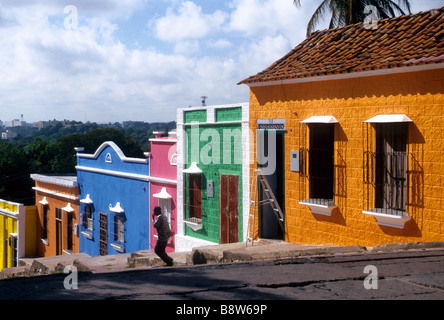 Maisons colorées de la ville coloniale de Ciudad Bolivar Banque D'Images