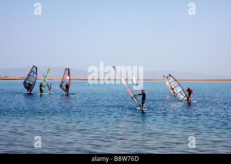 École de planche à voile à Dahab, Egypte Banque D'Images