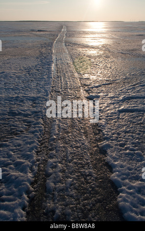 Frozen chenilles motoneige sur la glace de mer , Finlande Banque D'Images