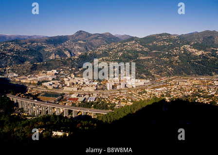 Banlieue est d'Ariane de Nice Ville et le viaduc de l'autoroute A8 Banque D'Images