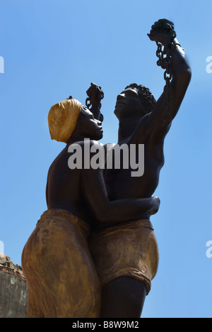 Sculpture d'un couple d'esclaves dans l'île de Gorée Dakar Sénégal Banque D'Images