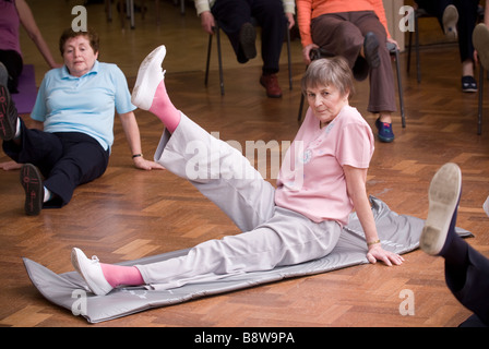 Femme âgée à garder la forme d'une classe. Banque D'Images