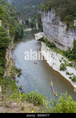 Les kayakistes sur la rivière Tarn, France, Languedoc-Roussillon Banque D'Images