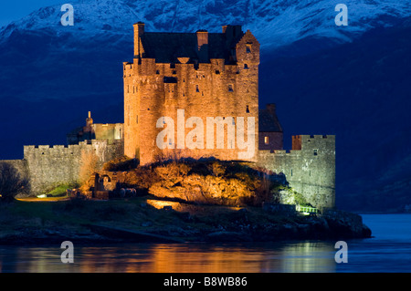 Marée montante s'écoule autour le château d'Eilean Donan sur les rives du Loch Duich, dans Kintail, les Highlands écossais. Banque D'Images