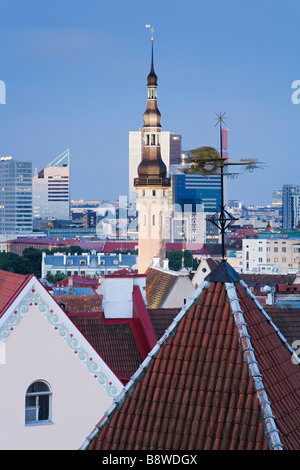 Tallinn, Estonie, Europe. Vue sur la ville en direction de l'hôtel de ville de clocher, coucher du soleil Banque D'Images