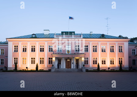 Tallinn, Estonie, Europe. Palais présidentiel dans le Parc Kadriorg, allumé l'aube Banque D'Images