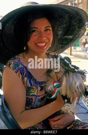 1, l'un, Hispanic woman, hispanique, femme, femme adulte, le contact oculaire, vue de face, smiling, portrait, Festival de Cinco de Mayo, San Francisco Californie Banque D'Images