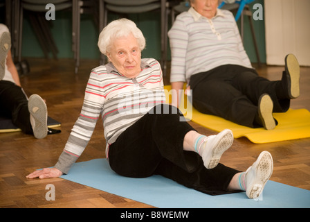 Femme âgée à garder la forme d'une classe. Banque D'Images